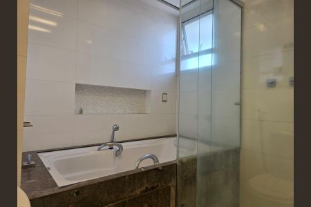 Apartamento à venda com 194m², 3 quartos e 3 vagas Apartamento à venda com 194m², 3 quartos e 3 vagasBanheiro da Suíte 1