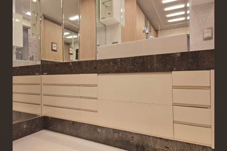 Apartamento à venda com 194m², 3 quartos e 3 vagas Apartamento à venda com 194m², 3 quartos e 3 vagasBanheiro da Suíte 1