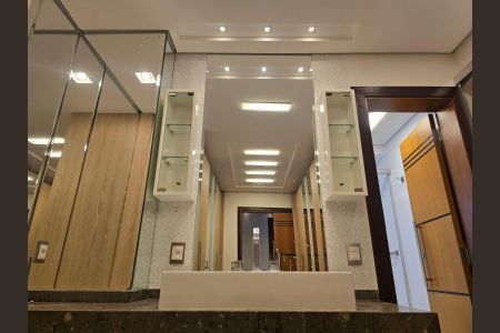 Apartamento à venda com 194m², 3 quartos e 3 vagas Apartamento à venda com 194m², 3 quartos e 3 vagasBanheiro da Suíte 1