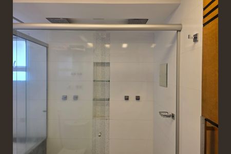 Apartamento à venda com 194m², 3 quartos e 3 vagas Apartamento à venda com 194m², 3 quartos e 3 vagasBanheiro da Suíte 1