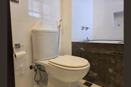 Apartamento à venda com 194m², 3 quartos e 3 vagas Apartamento à venda com 194m², 3 quartos e 3 vagasBanheiro da Suíte 1
