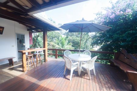 Casa de condomínio à venda com 350m², 4 quartos e 4 vagas Casa de condomínio à venda com 350m², 4 quartos e 4 vagasdeck