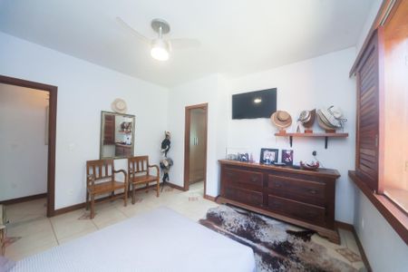 Casa de condomínio à venda com 350m², 4 quartos e 4 vagas Casa de condomínio à venda com 350m², 4 quartos e 4 vagassuite