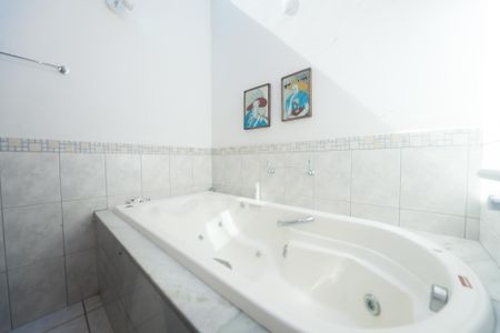 Casa de condomínio à venda com 350m², 4 quartos e 4 vagas Casa de condomínio à venda com 350m², 4 quartos e 4 vagasBanheiro suite