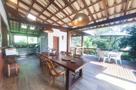 Casa de condomínio à venda com 350m², 4 quartos e 4 vagas Casa de condomínio à venda com 350m², 4 quartos e 4 vagasVaranda Churrasqueira