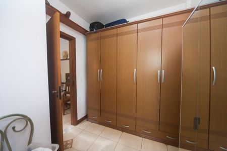 Casa de condomínio à venda com 350m², 4 quartos e 4 vagas Casa de condomínio à venda com 350m², 4 quartos e 4 vagascloset suite