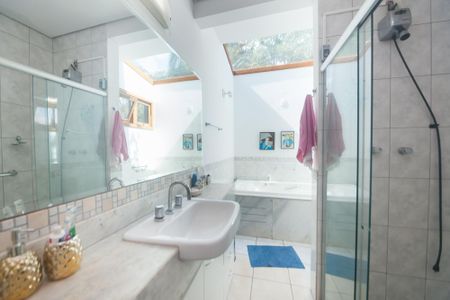 Casa de condomínio à venda com 350m², 4 quartos e 4 vagas Casa de condomínio à venda com 350m², 4 quartos e 4 vagasBanheiro suite