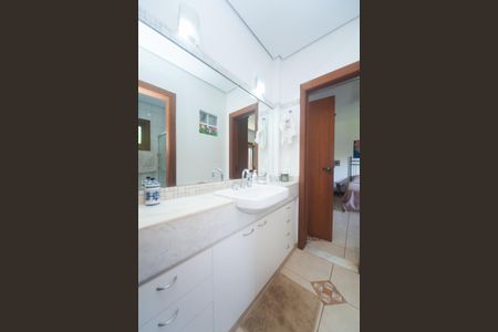 Casa de condomínio à venda com 350m², 4 quartos e 4 vagas Casa de condomínio à venda com 350m², 4 quartos e 4 vagasBanheiro semi suite 1 e 2