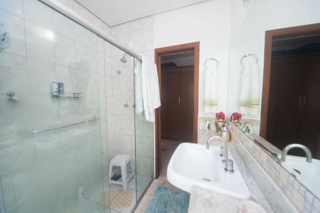 Casa de condomínio à venda com 350m², 4 quartos e 4 vagas Casa de condomínio à venda com 350m², 4 quartos e 4 vagasBanheiro suite