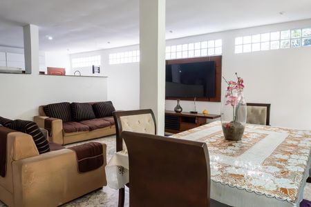 Casa à venda com 311m², 5 quartos e 1 vaga