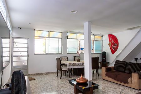 Casa à venda com 311m², 5 quartos e 1 vaga