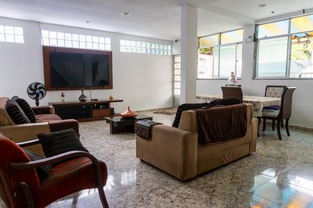 Casa à venda com 311m², 5 quartos e 1 vaga