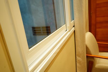 Apartamento para alugar com 59m², 2 quartos e 1 vagaDetalhe Sala - Janela antiruído
