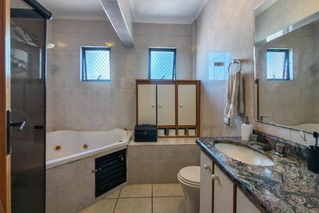 Apartamento para alugar com 301m², 3 quartos e 3 vagasBanheiro da Suíte 1