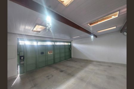 Garagem de casa para alugar com 3 quartos, 113m² em Jardim Satelite, São Paulo