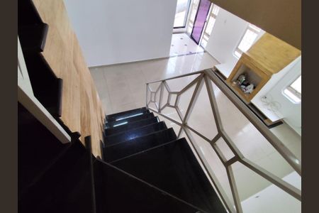 Escada de casa para alugar com 3 quartos, 160m² em Vila Ré, São Paulo