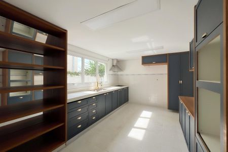 Casa de condomínio para alugar com 400m², 4 quartos e 4 vagas