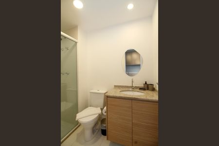 Banheiro de kitnet/studio para alugar com 1 quarto, 30m² em Pinheiros, São Paulo