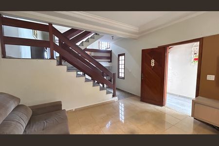 Casa à venda com 150m², 3 quartos e 3 vagas Casa à venda com 150m², 3 quartos e 3 vagasSala