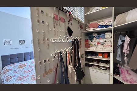 Casa à venda com 150m², 3 quartos e 3 vagas Casa à venda com 150m², 3 quartos e 3 vagasCloset