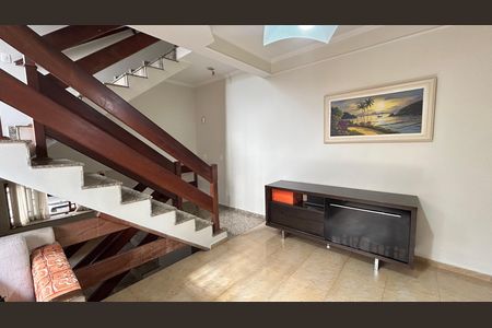 Casa à venda com 150m², 3 quartos e 3 vagas Casa à venda com 150m², 3 quartos e 3 vagasEscritório