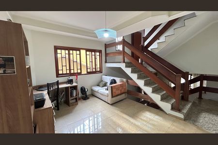 Casa à venda com 150m², 3 quartos e 3 vagas Casa à venda com 150m², 3 quartos e 3 vagasEscritório