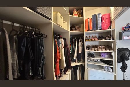Casa à venda com 150m², 3 quartos e 3 vagas Casa à venda com 150m², 3 quartos e 3 vagasCloset