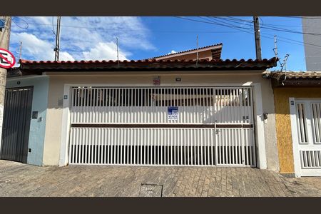 Casa à venda com 150m², 3 quartos e 3 vagas Casa à venda com 150m², 3 quartos e 3 vagasPlaca instalada na fachada do imóvel