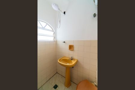 Casa à venda com 169m², 4 quartos e 2 vagas Casa à venda com 169m², 4 quartos e 2 vagasBanheiro dos Fundos