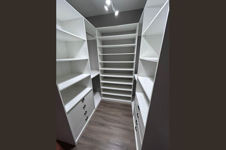 Apartamento para alugar com 77m², 2 quartos e 1 vaga Apartamento para alugar com 77m², 2 quartos e 1 vagaCloset