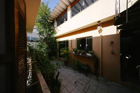Casa à venda com 400m², 6 quartos e 4 vagas Casa à venda com 400m², 6 quartos e 4 vagasSacada do Quarto 4