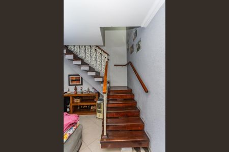 Casa para alugar com 200m², 3 quartos e 2 vagas Casa para alugar com 200m², 3 quartos e 2 vagasEscada
