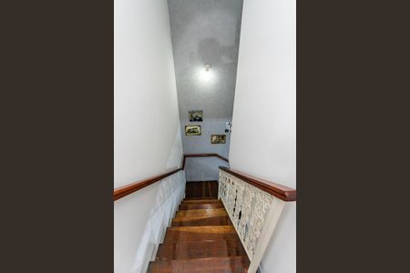 Casa para alugar com 200m², 3 quartos e 2 vagas Casa para alugar com 200m², 3 quartos e 2 vagasEscada