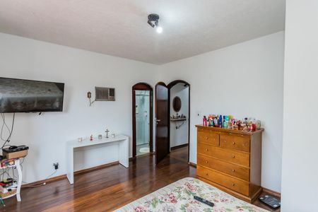 Suite de casa para alugar com 3 quartos, 200m² em Vila Serralheiro, São Paulo