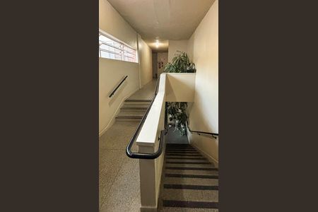 Apartamento à venda com 62m², 2 quartos e 1 vaga Apartamento à venda com 62m², 2 quartos e 1 vagaEscada