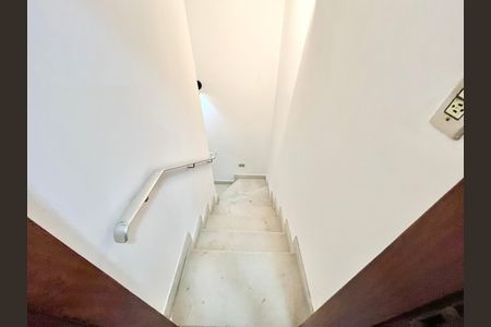 Casa à venda com 250m², 3 quartos e 5 vagasEscada P/ Garagem