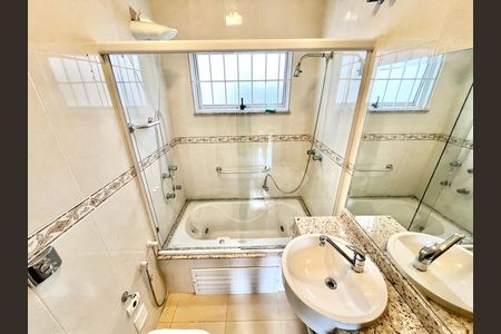 Casa à venda com 250m², 3 quartos e 5 vagasBanheiro da Suíte 3