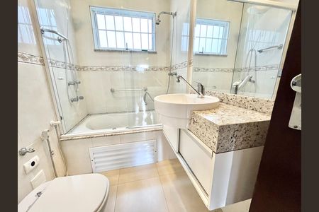 Casa à venda com 250m², 3 quartos e 5 vagasBanheiro da Suíte 3