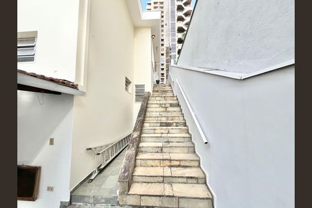 Casa à venda com 250m², 3 quartos e 5 vagasEscada
