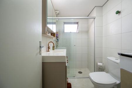 Banheiro de apartamento à venda com 1 quarto, 44m² em Vila Guarani, São Paulo