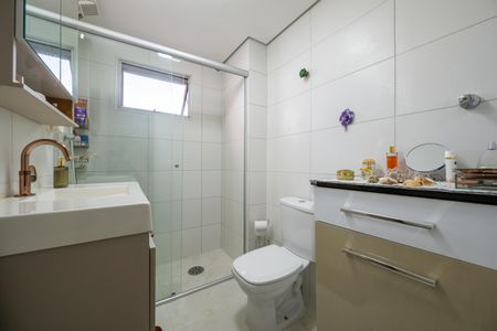 Banheiro de apartamento à venda com 1 quarto, 44m² em Vila Guarani, São Paulo