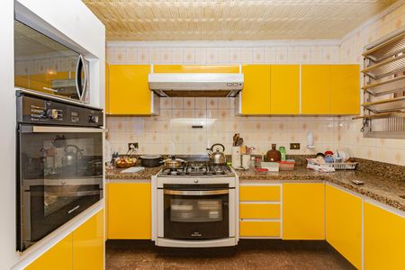 Casa à venda com 340m², 6 quartos e 2 vagas Casa à venda com 340m², 6 quartos e 2 vagasCozinha