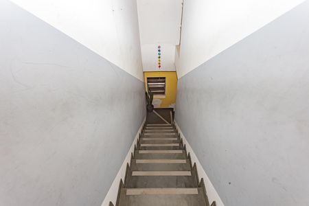 Casa à venda com 340m², 6 quartos e 2 vagas Casa à venda com 340m², 6 quartos e 2 vagasEscada