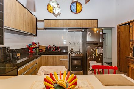 Casa à venda com 340m², 6 quartos e 2 vagas Casa à venda com 340m², 6 quartos e 2 vagasCozinha 2