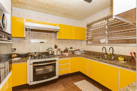 Casa à venda com 340m², 6 quartos e 2 vagas Casa à venda com 340m², 6 quartos e 2 vagasCozinha