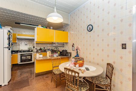 Casa à venda com 340m², 6 quartos e 2 vagas Casa à venda com 340m², 6 quartos e 2 vagasCozinha