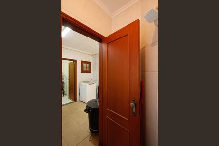 Casa de condomínio à venda com 459m², 4 quartos e 5 vagasBanheiro da Área de Serviço