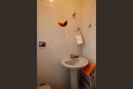 Casa de condomínio à venda com 459m², 4 quartos e 5 vagasBanheiro da Área de Serviço