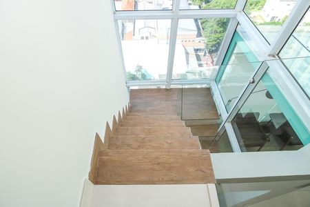 Apartamento para alugar com 200m², 4 quartos e 3 vagas Apartamento para alugar com 200m², 4 quartos e 3 vagasEscada