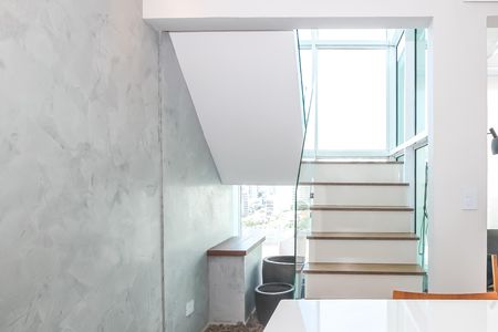 Apartamento para alugar com 200m², 4 quartos e 3 vagas Apartamento para alugar com 200m², 4 quartos e 3 vagasEscada